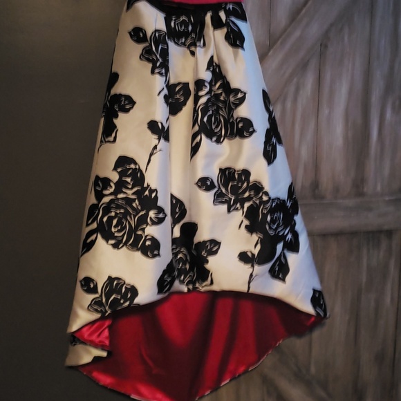 Formal dress - Picture 2 of 4